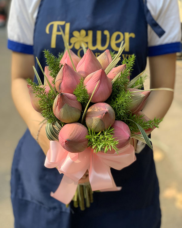 hoa sen cầm tay cô dâu hoa sen cầm tay cô dâu